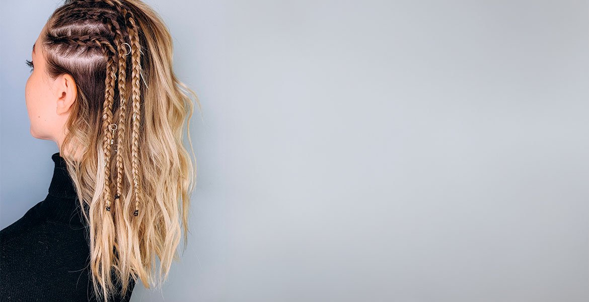 Inspiração de penteado com trança lateral